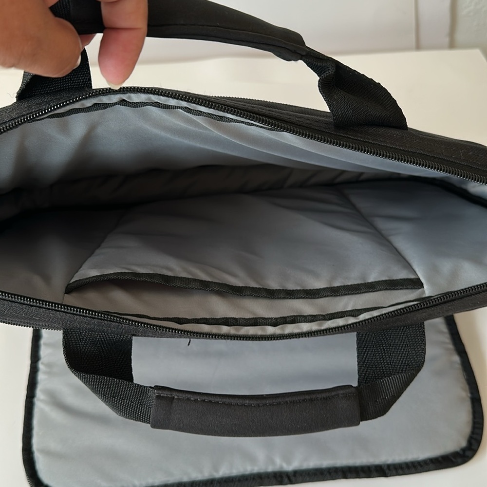Laptop Case Logic Stylish Black Bag with Shoulder Strap - Picture 16 of 17